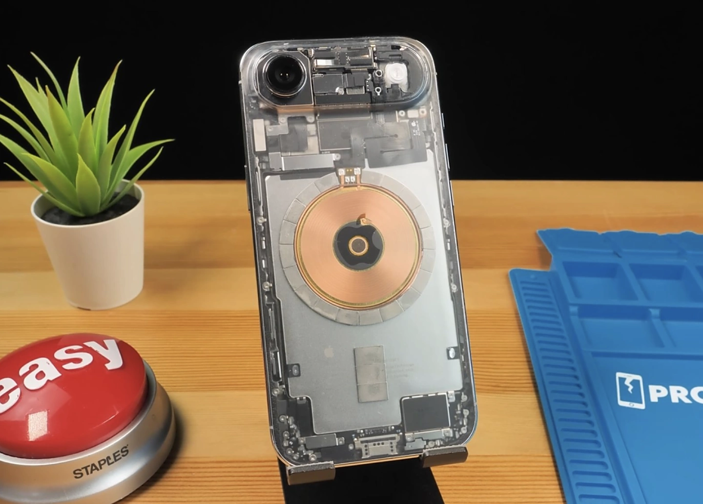 星欧注册：博主成功拆解苹果 iPhone Air，刮去背板涂层后重新组装打造“透明版”机型