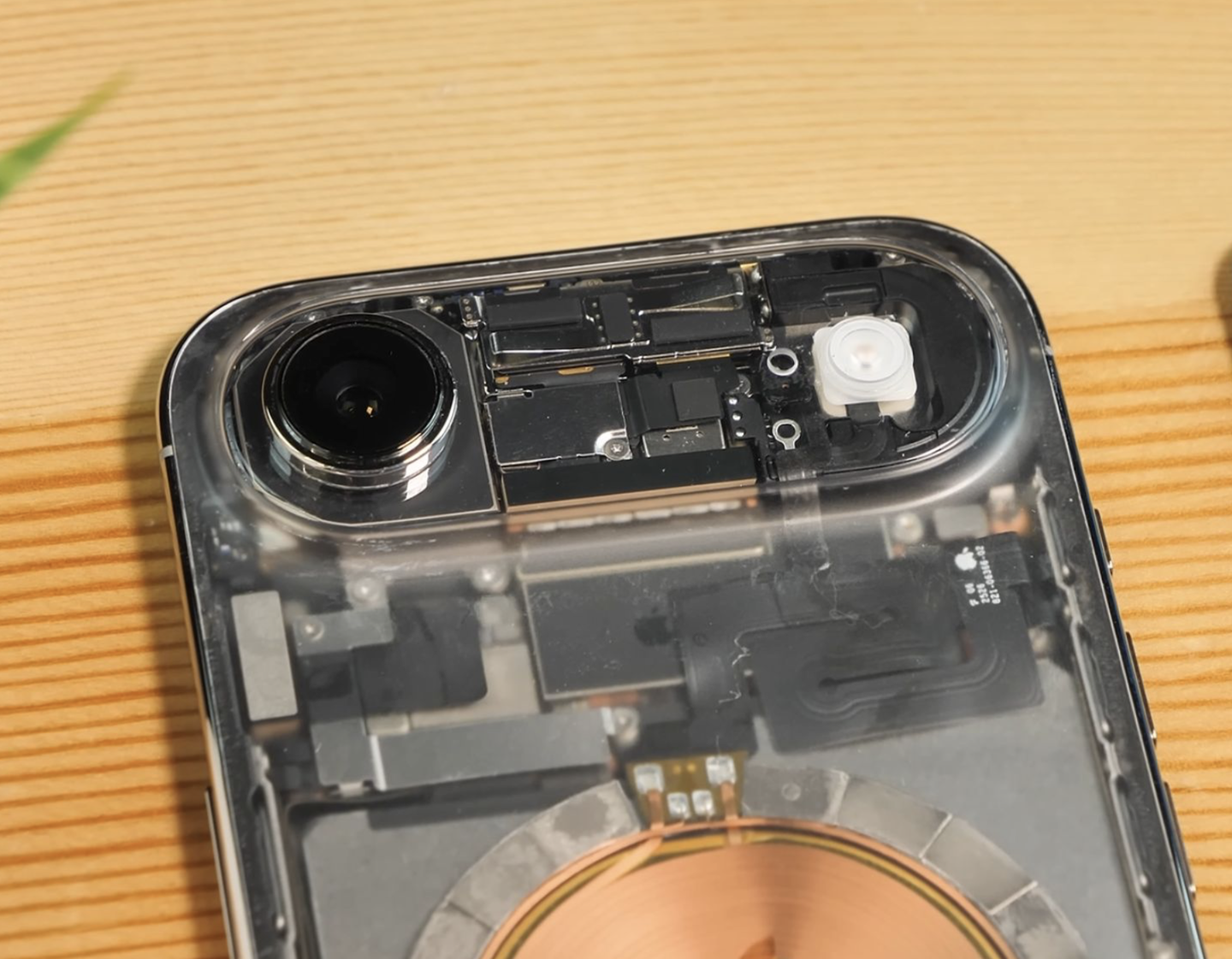 星欧注册：博主成功拆解苹果 iPhone Air，刮去背板涂层后重新组装打造“透明版”机型