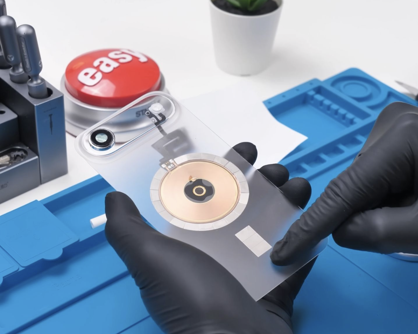 星欧注册：博主成功拆解苹果 iPhone Air，刮去背板涂层后重新组装打造“透明版”机型