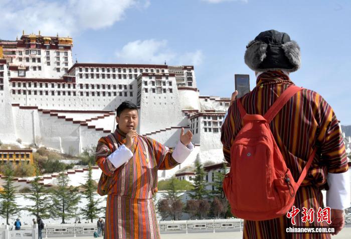 星欧平台官方：外国游客打卡西藏拉萨布达拉宫广场