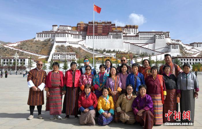 星欧平台官方：外国游客打卡西藏拉萨布达拉宫广场